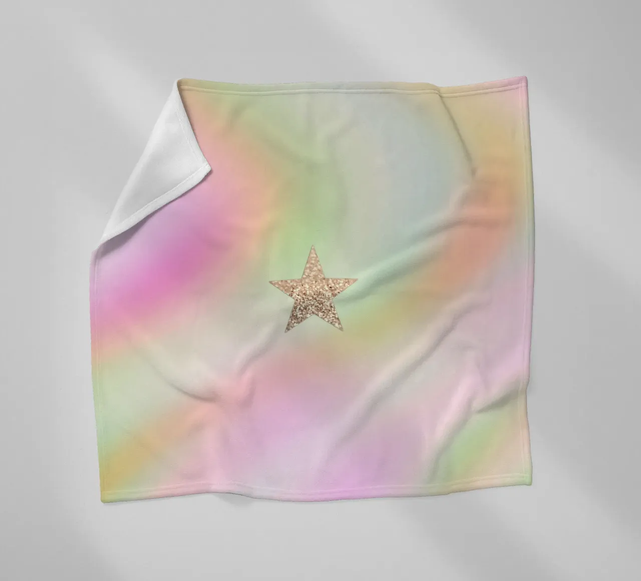 Stella d'oro arcobaleno coperta in pile da Monika Strigel