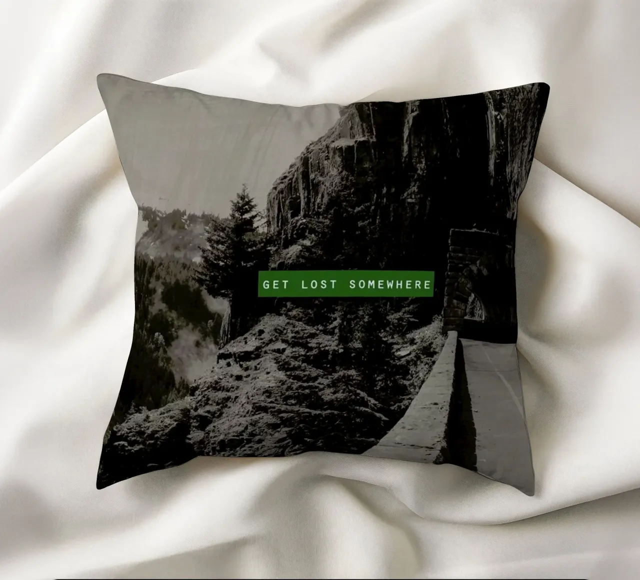 Get Lost Somewhere cuscino da Leah Flores