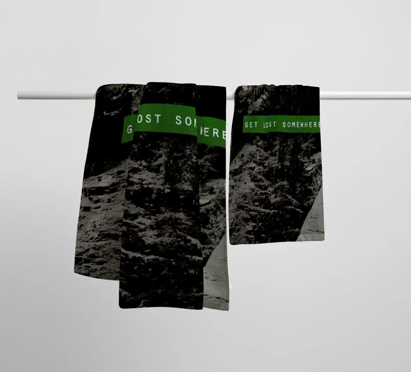 Get Lost Somewhere badhanddoek van Leah Flores