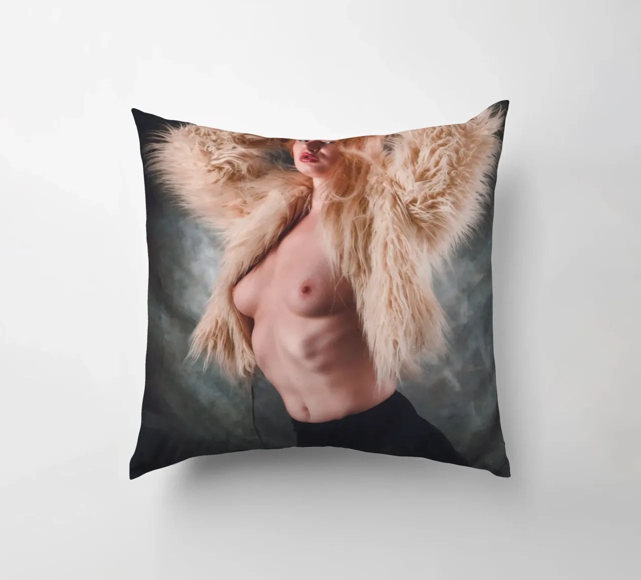 Ambra in topless con pelliccia cuscino da Dave Hare Photography