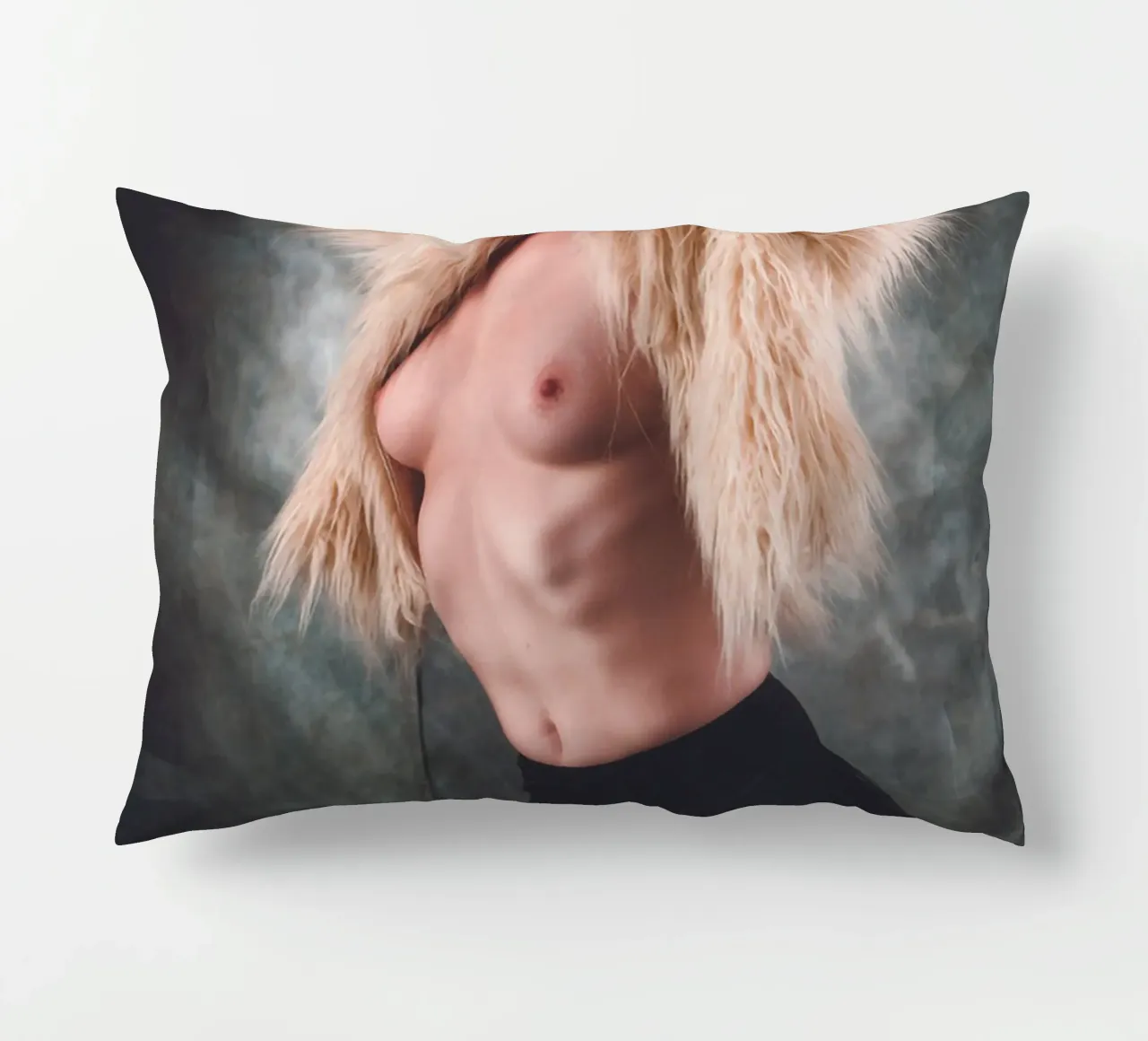 Ambra in topless con pelliccia cuscino da Dave Hare Photography