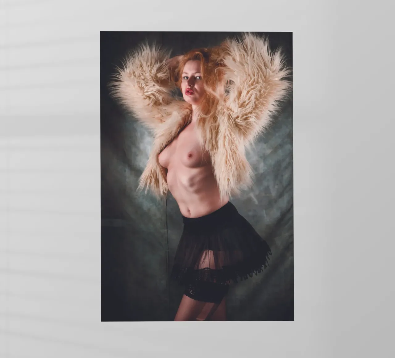 Ambra in topless con pelliccia pellicola backlit da Dave Hare Photography