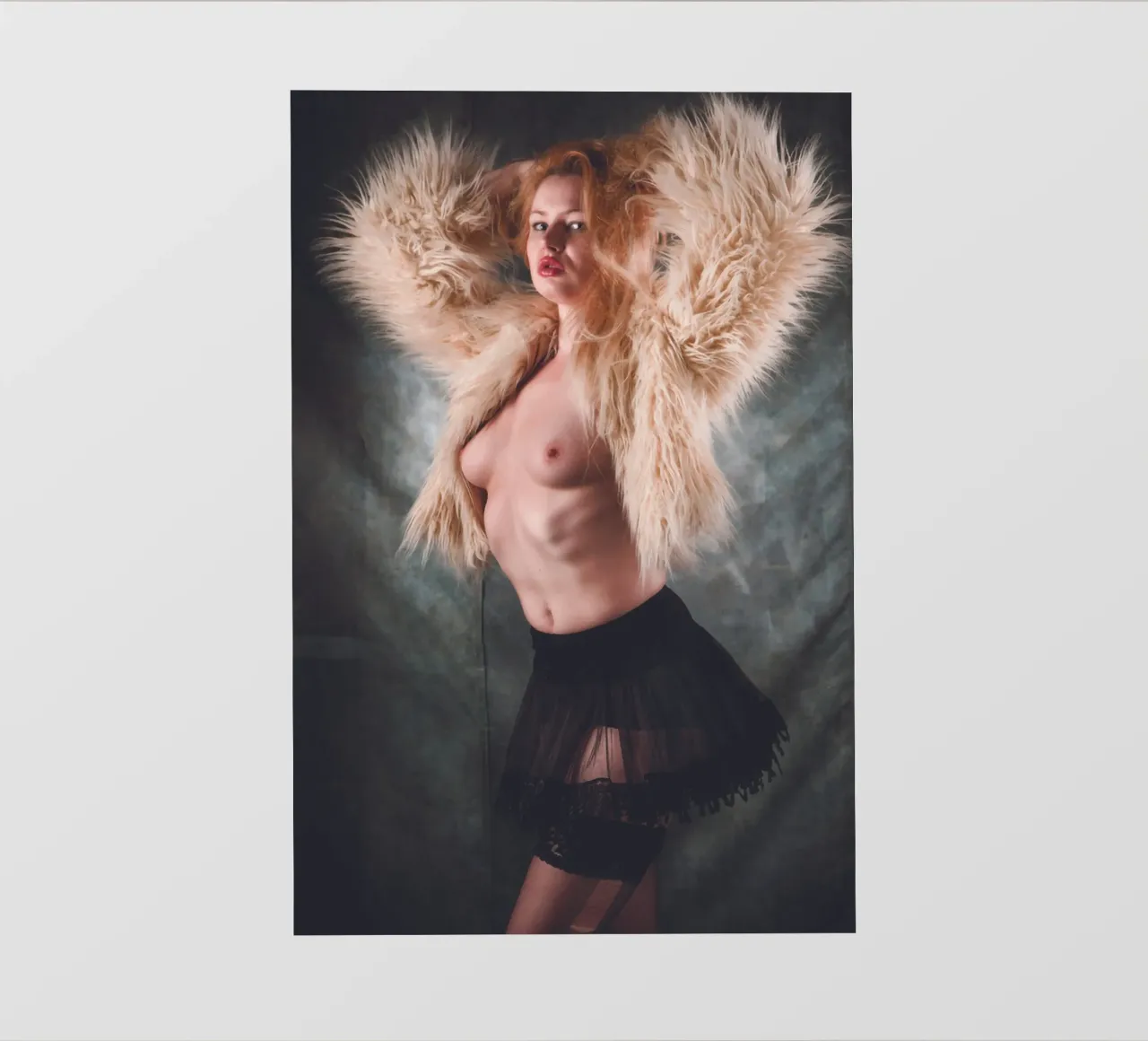 Ambra in topless con pelliccia pellicola backlit da Dave Hare Photography
