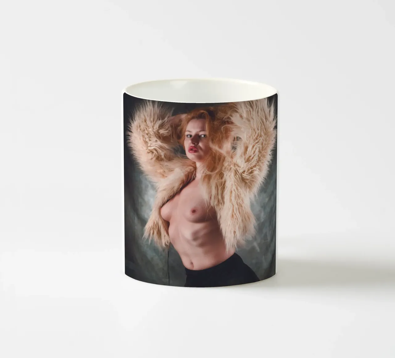 Ambra in topless con pelliccia tazza in ceramica da Dave Hare Photography