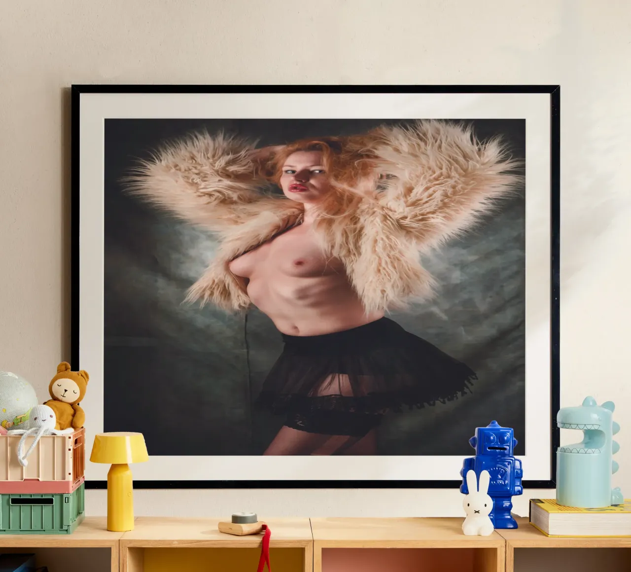 Ambra in topless con pelliccia carta hahnemühle da Dave Hare Photography