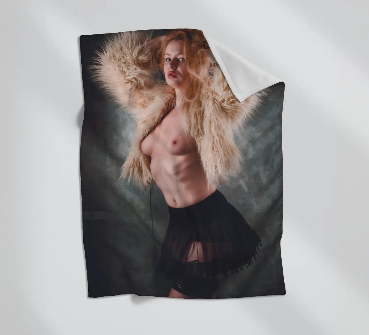 Ambra in topless con pelliccia coperta in pile da Dave Hare Photography