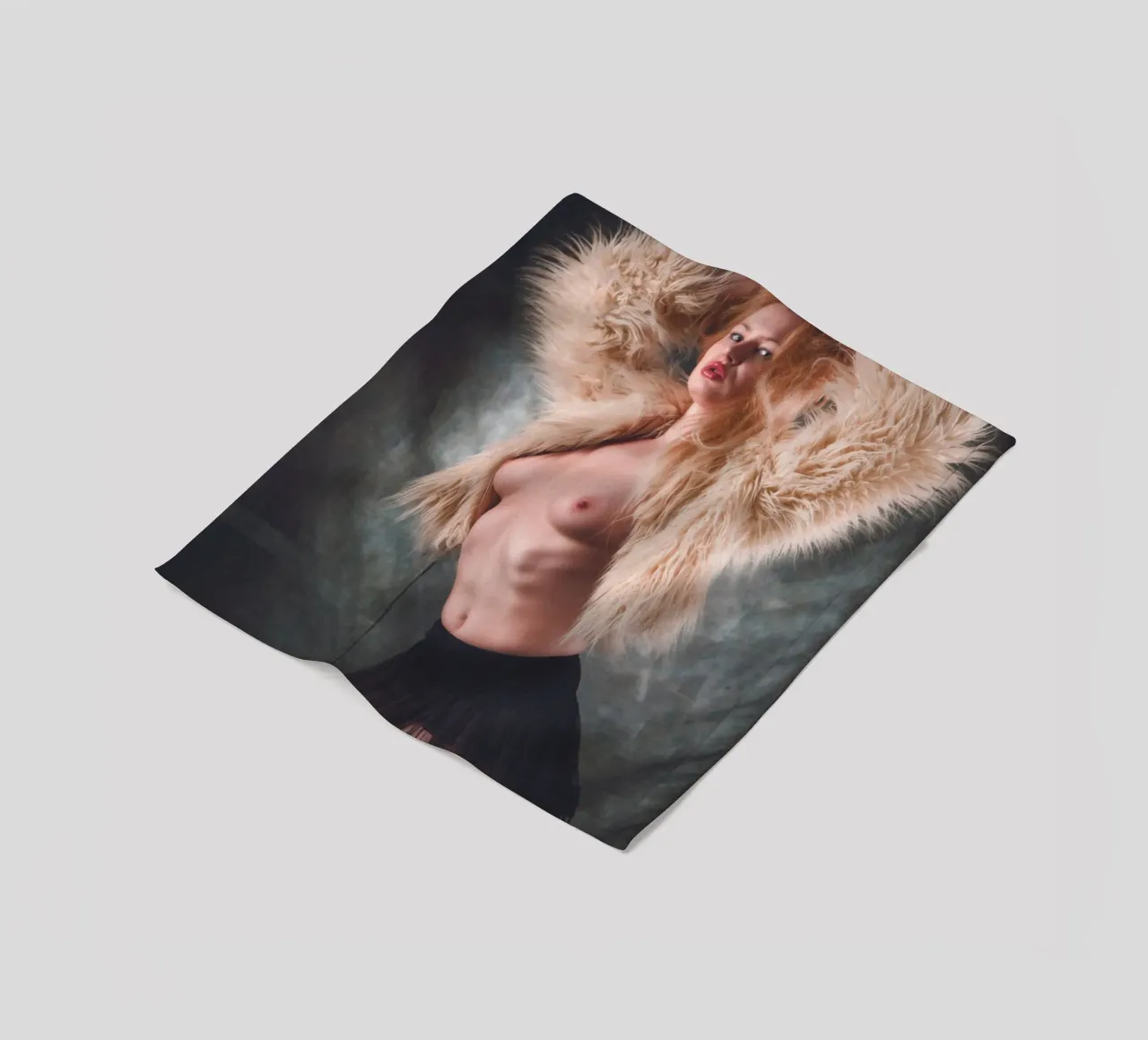 Ambra in topless con pelliccia coperta in pile da Dave Hare Photography