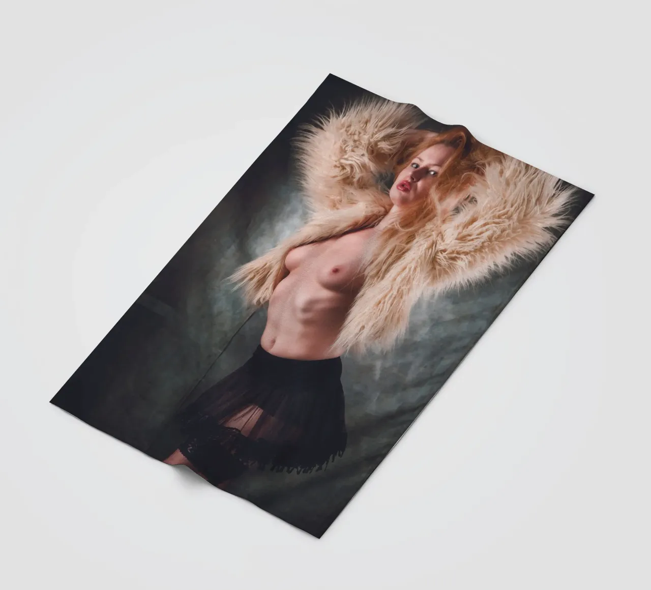 Ambra in topless con pelliccia coperta in pile da Dave Hare Photography