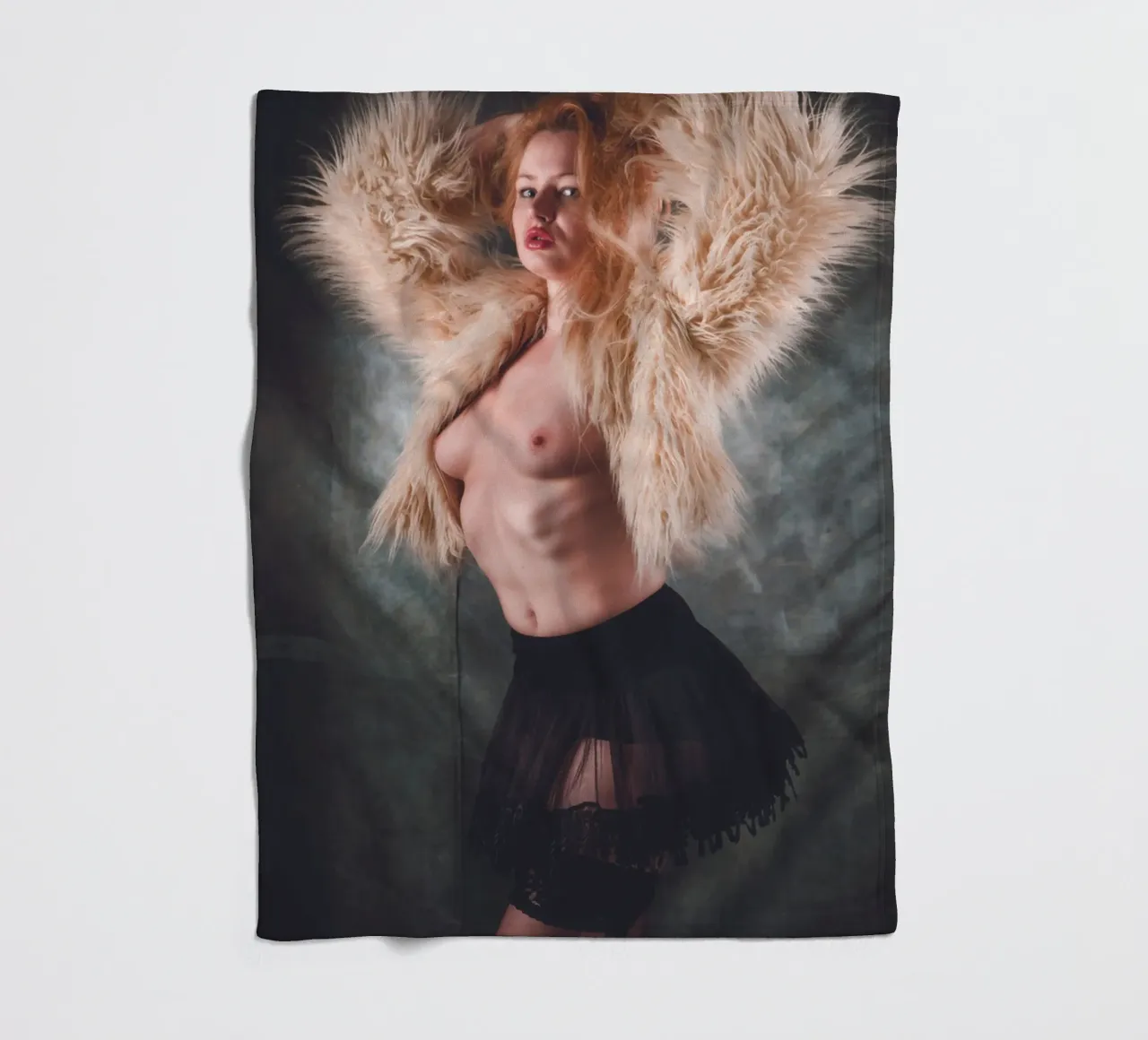 Ambra in topless con pelliccia coperta in pile da Dave Hare Photography