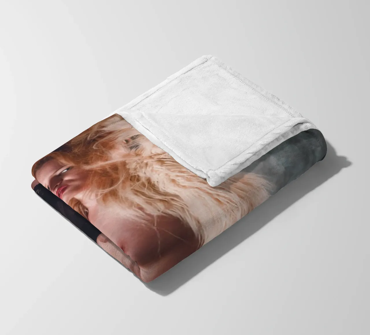Ambra in topless con pelliccia coperta in pile da Dave Hare Photography