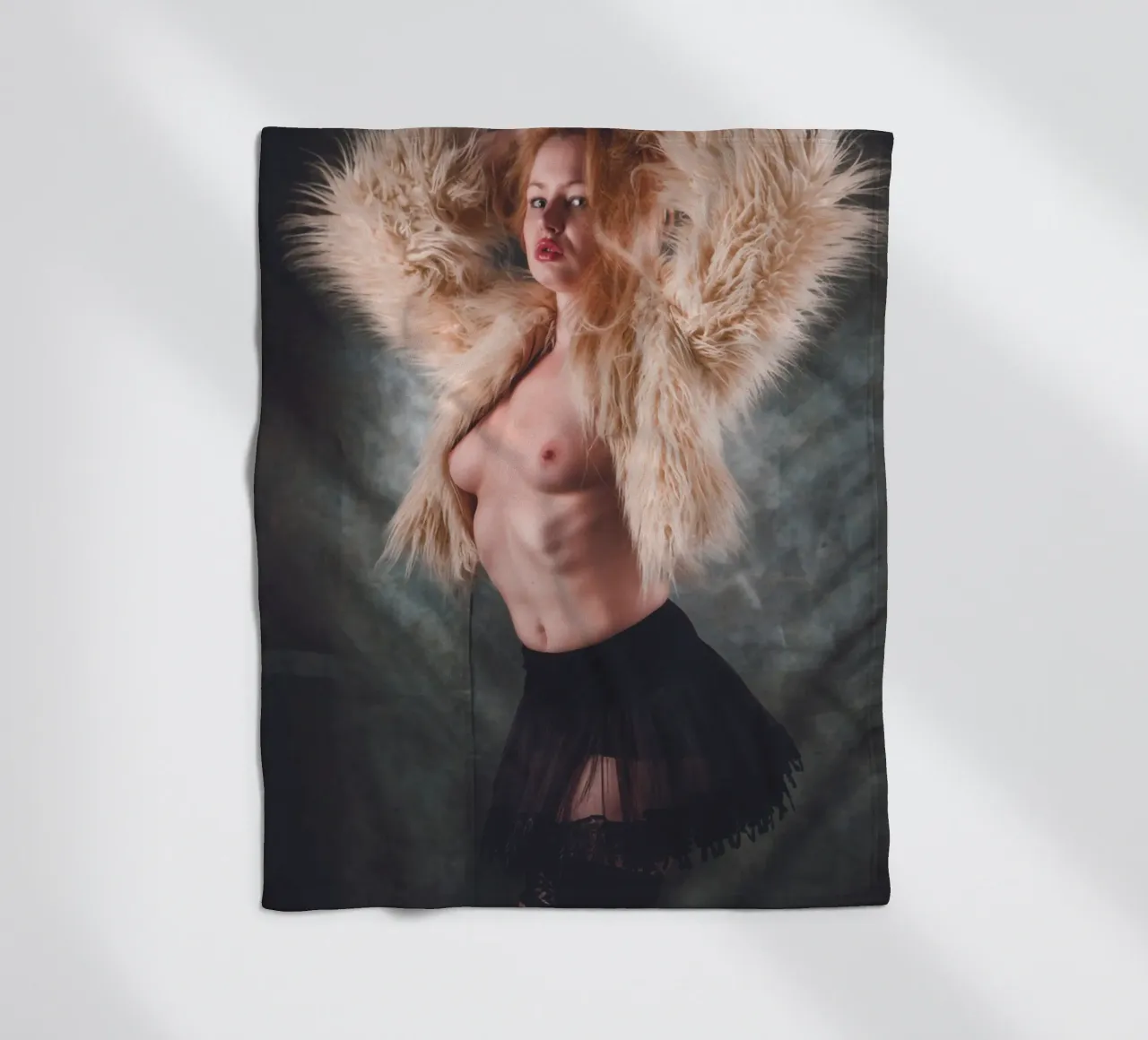 Ambra in topless con pelliccia coperta in pile da Dave Hare Photography