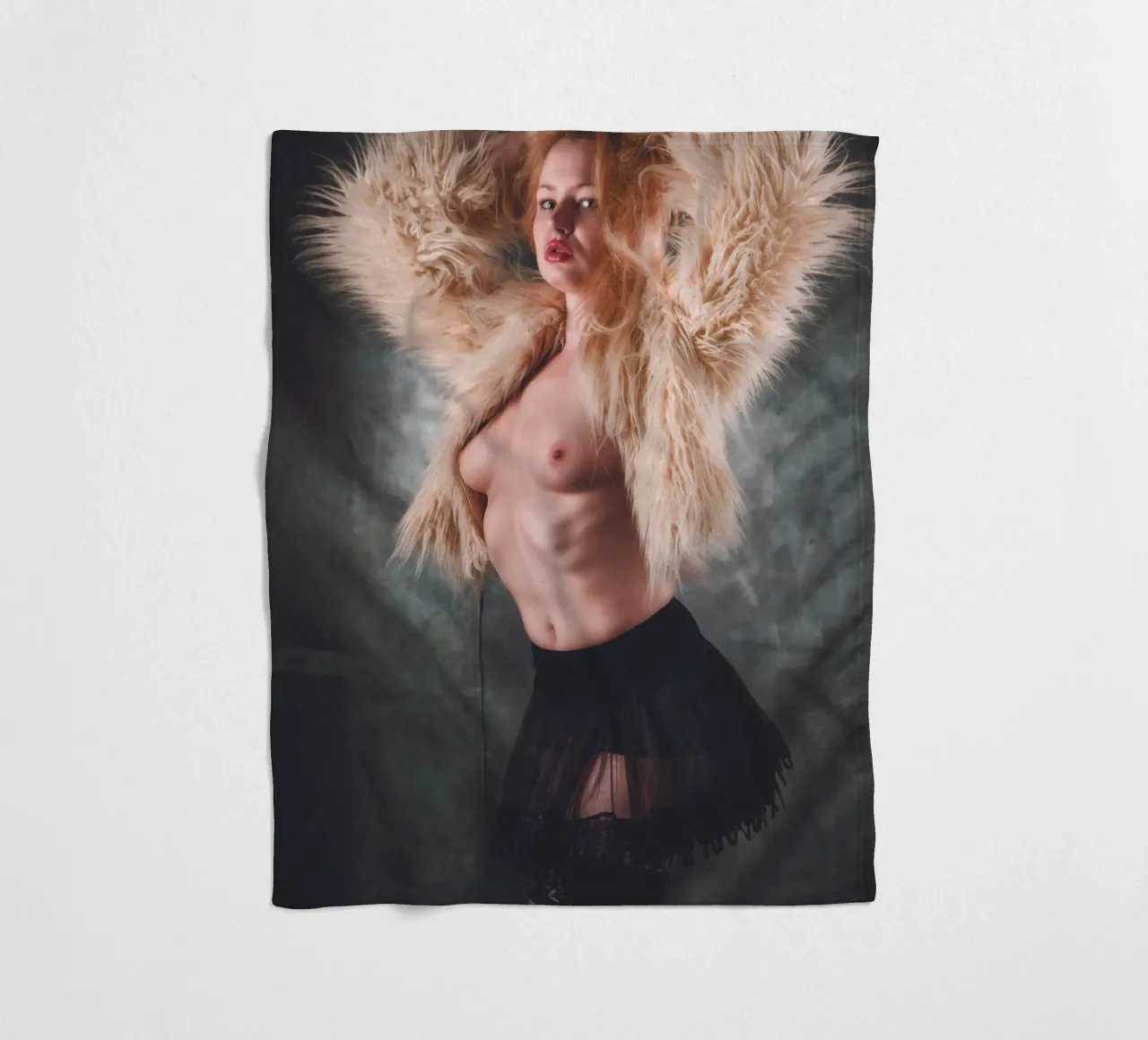 Ambra in topless con pelliccia coperta in pile da Dave Hare Photography