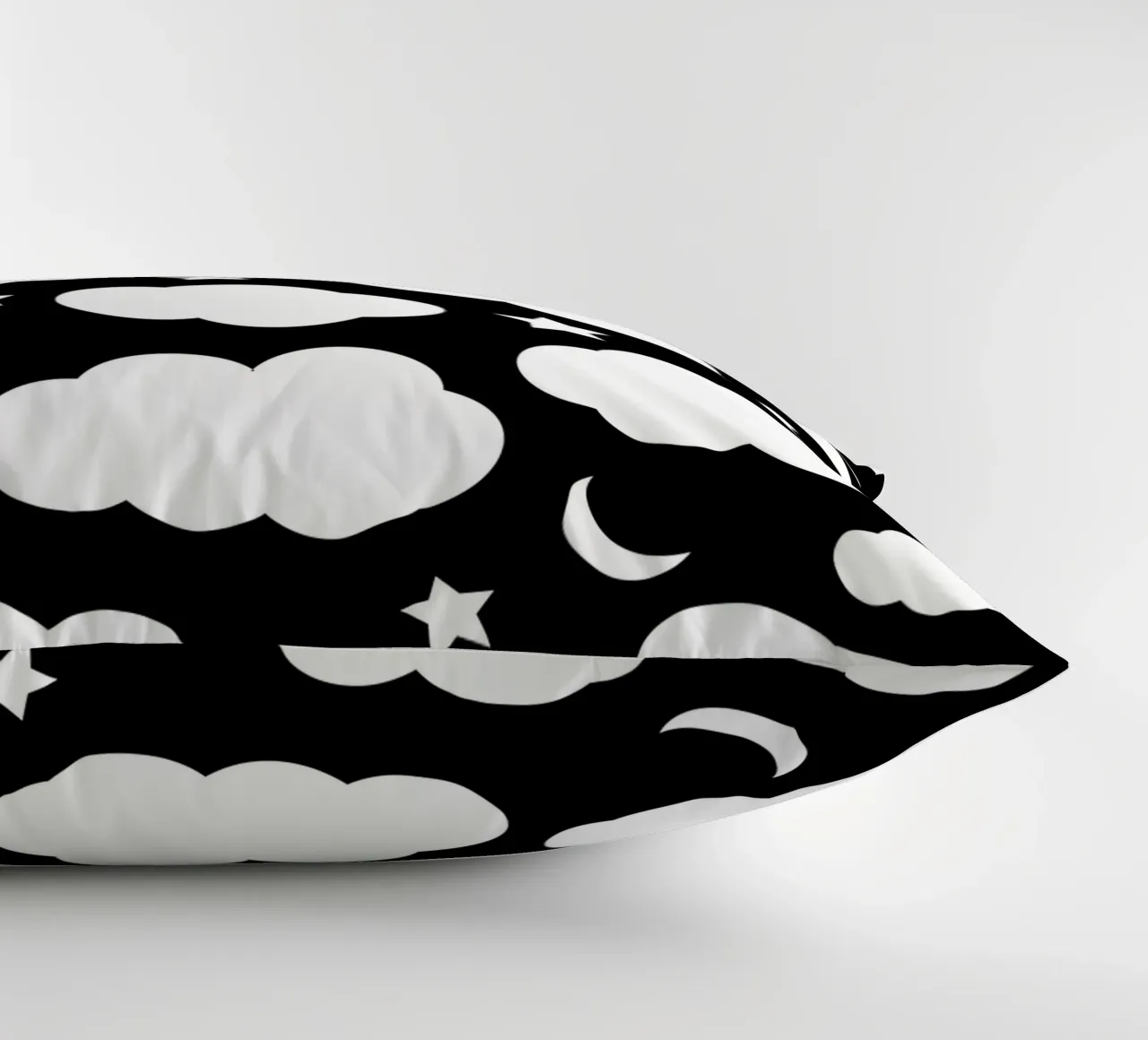 Puffy clouds night sky with moon cuscino da baobabprintstore