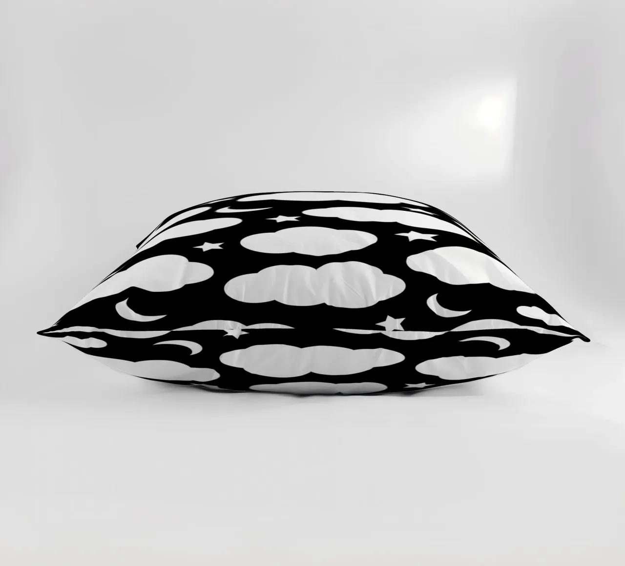Puffy clouds night sky with moon cuscino da baobabprintstore