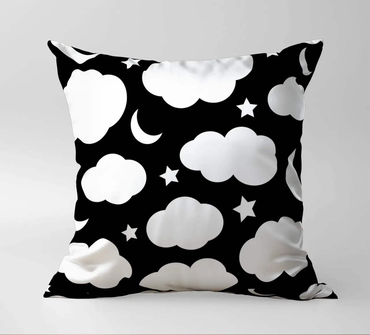 Puffy clouds night sky with moon cuscino da baobabprintstore
