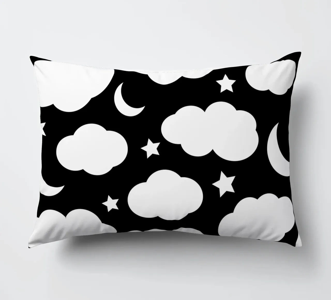 Puffy clouds night sky with moon cuscino da baobabprintstore