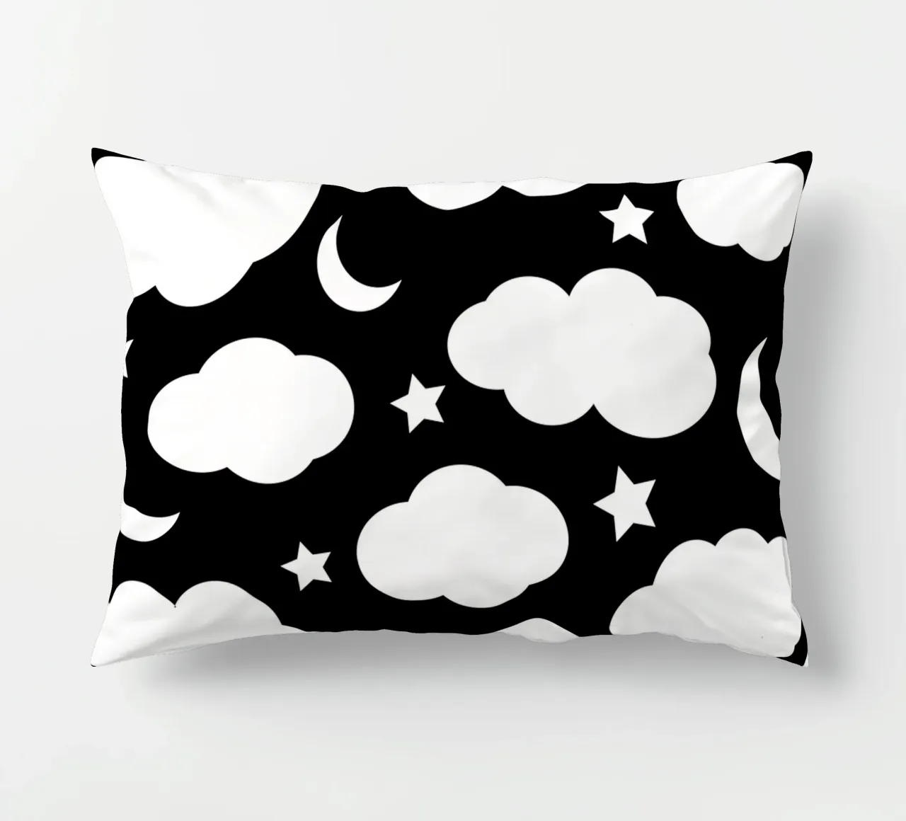 Puffy clouds night sky with moon cuscino da baobabprintstore