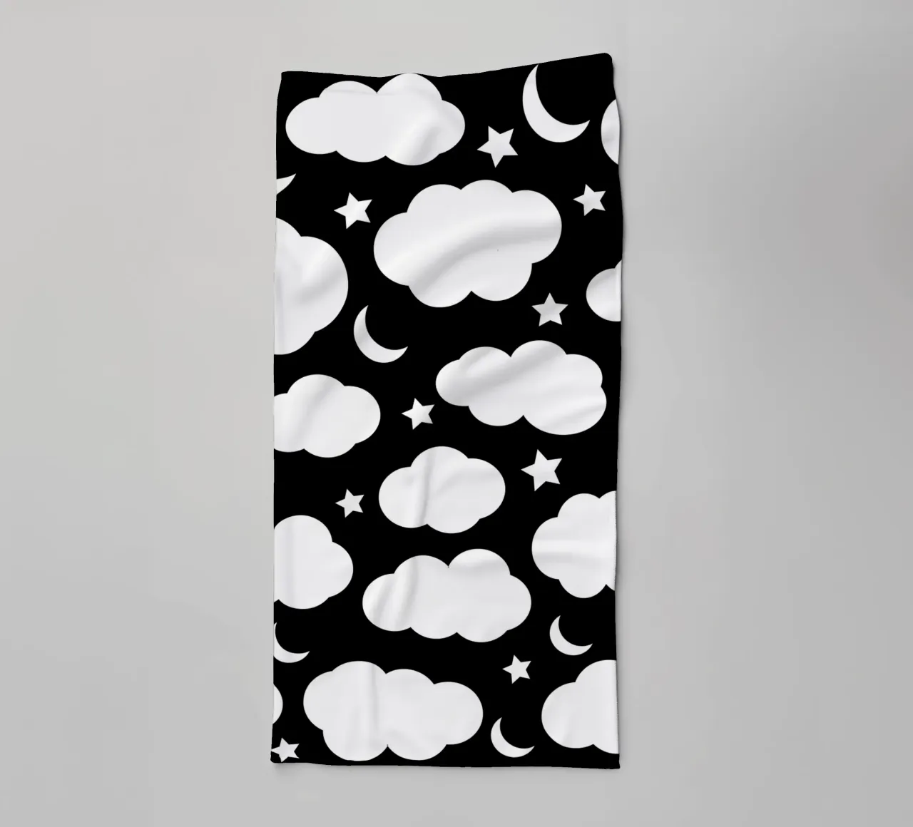 Puffy clouds night sky with moon asciugamano da bagno da baobabprintstore