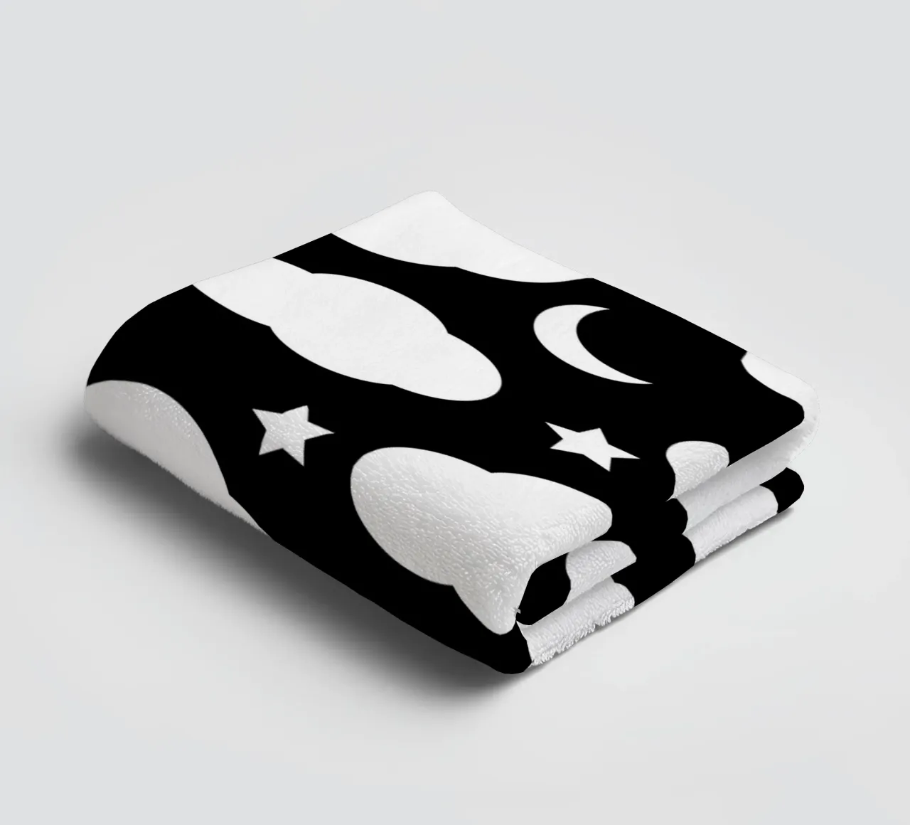 Puffy clouds night sky with moon asciugamano da bagno da baobabprintstore