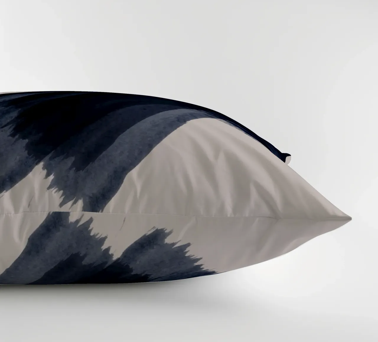 Strokes 5 | Indigo Brush on Neutral cuscino da sabidussi
