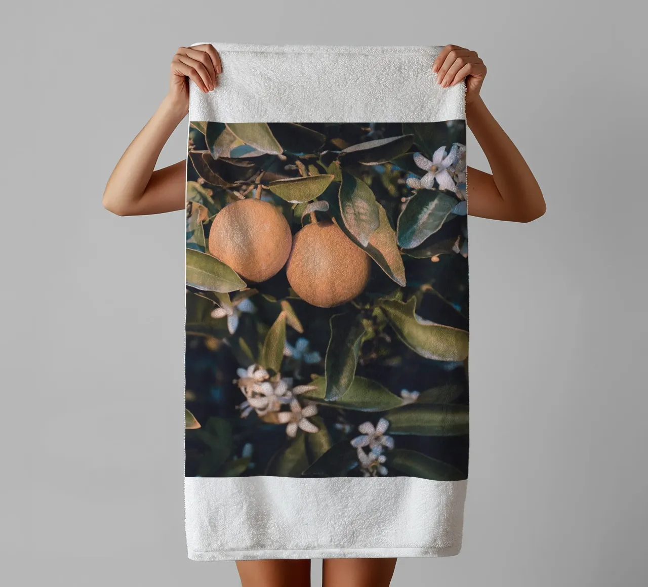 Fruitige citrusmagie - Botanisch kunstwerk badhanddoek van Whole©