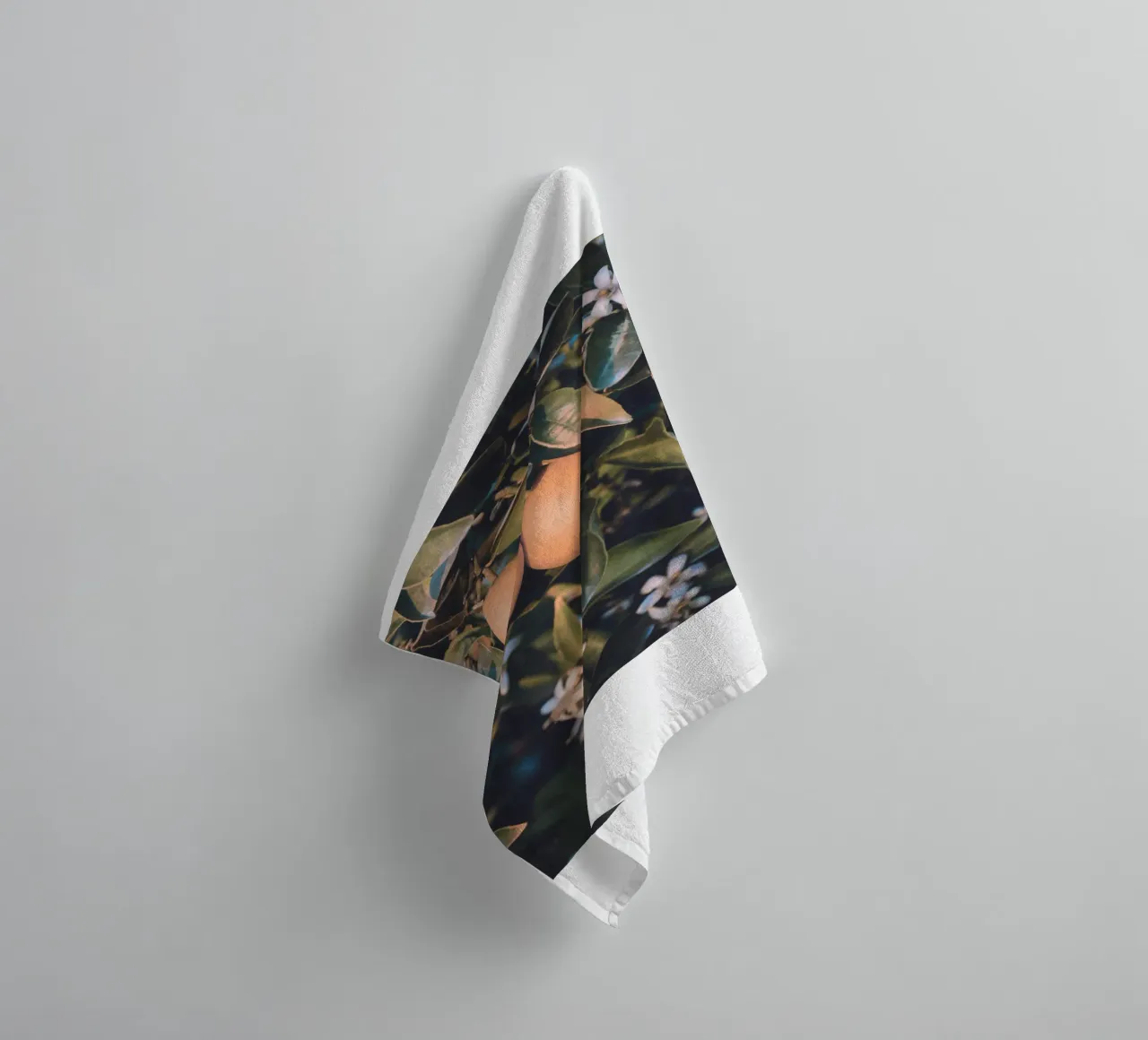 Fruitige citrusmagie - Botanisch kunstwerk badhanddoek van Whole©