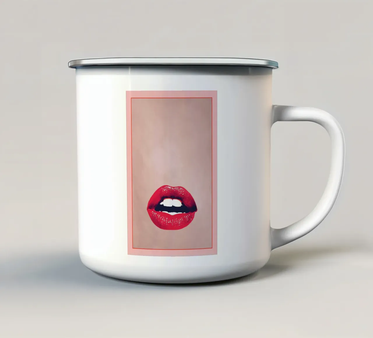 Red Lips Pink Pastel Art tazza in smalto da Honeymoon Hotel