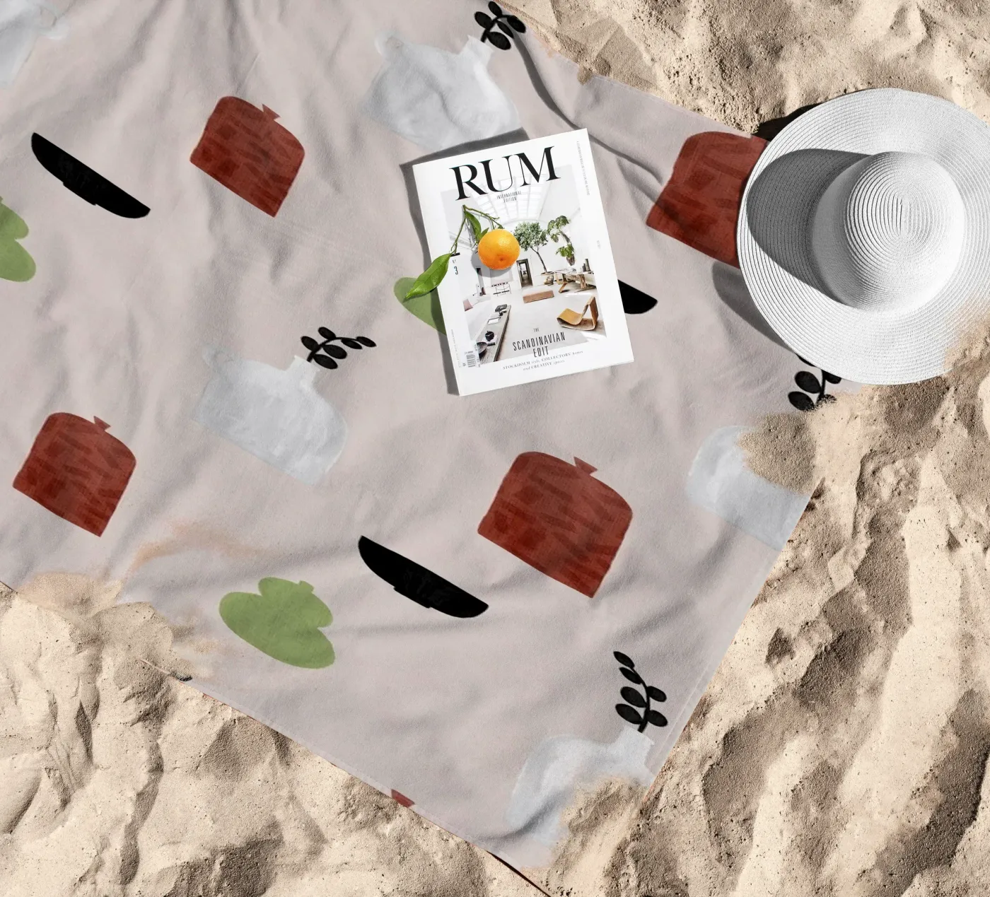 Boho-Objekte III Strandtuch von Orara Studio