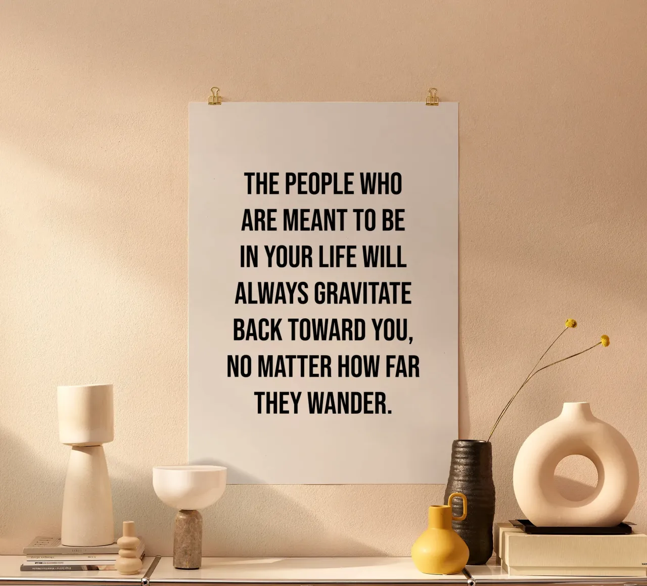 Le persone che sono destinate a far parte della vostra vita citazione poster con telaio in legno da Paigaam Studio