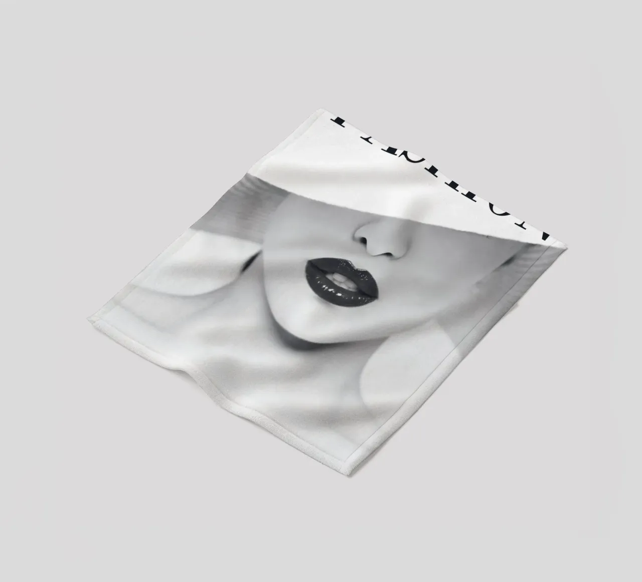 Minimalista, elegante, in bianco e nero coperta in pile da Whole©