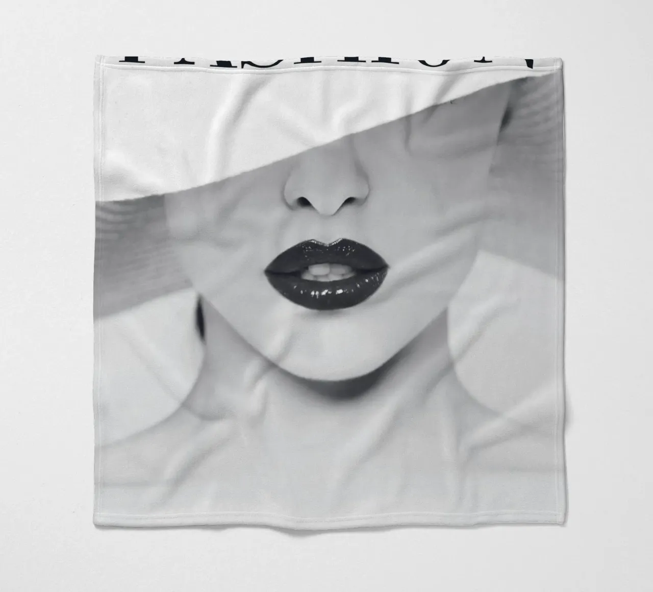 Minimalista, elegante, in bianco e nero coperta in pile da Whole©