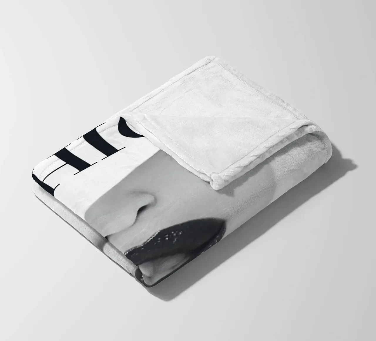 Minimalista, elegante, in bianco e nero coperta in pile da Whole©
