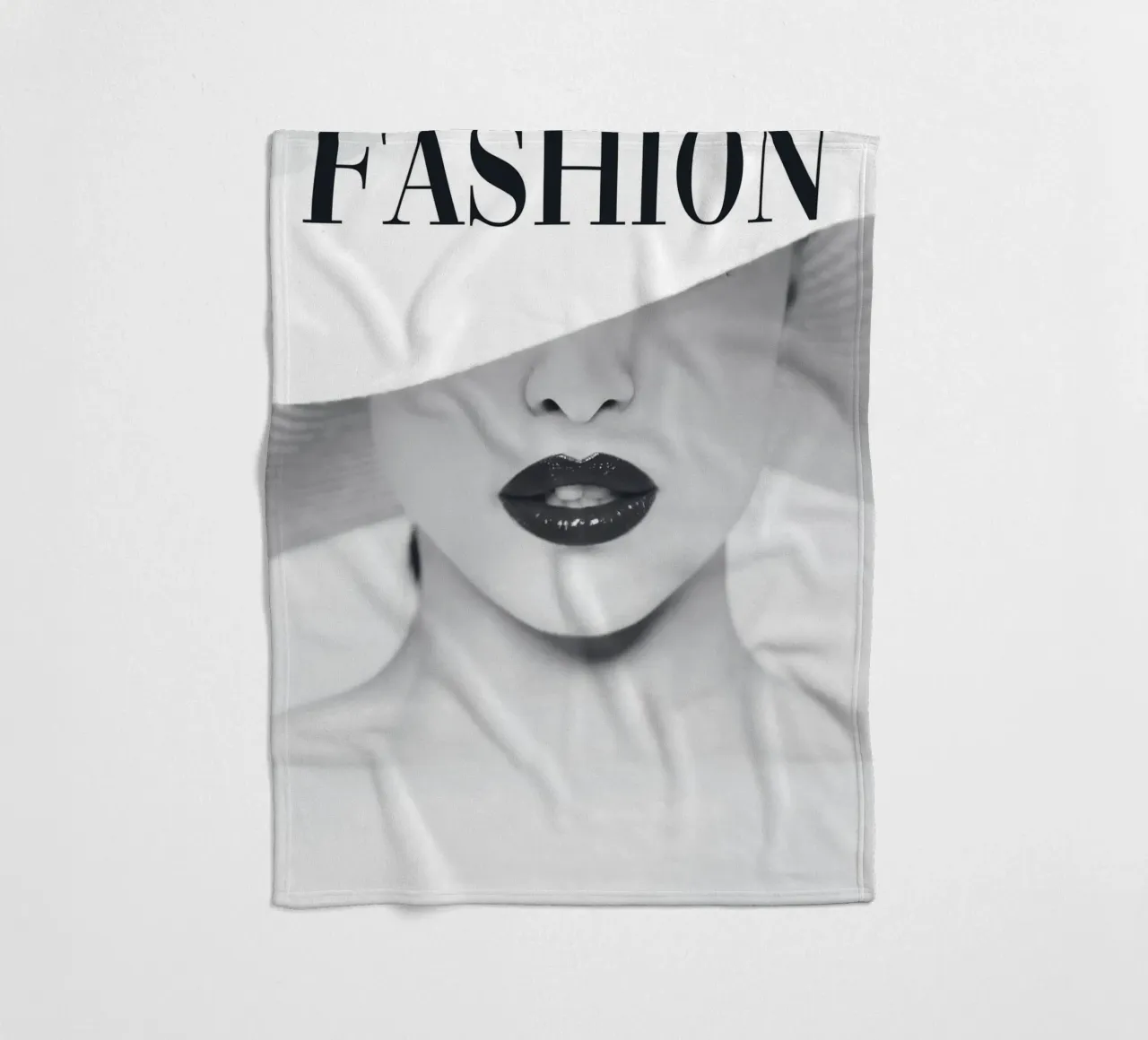 Minimalista, elegante, in bianco e nero coperta in pile da Whole©
