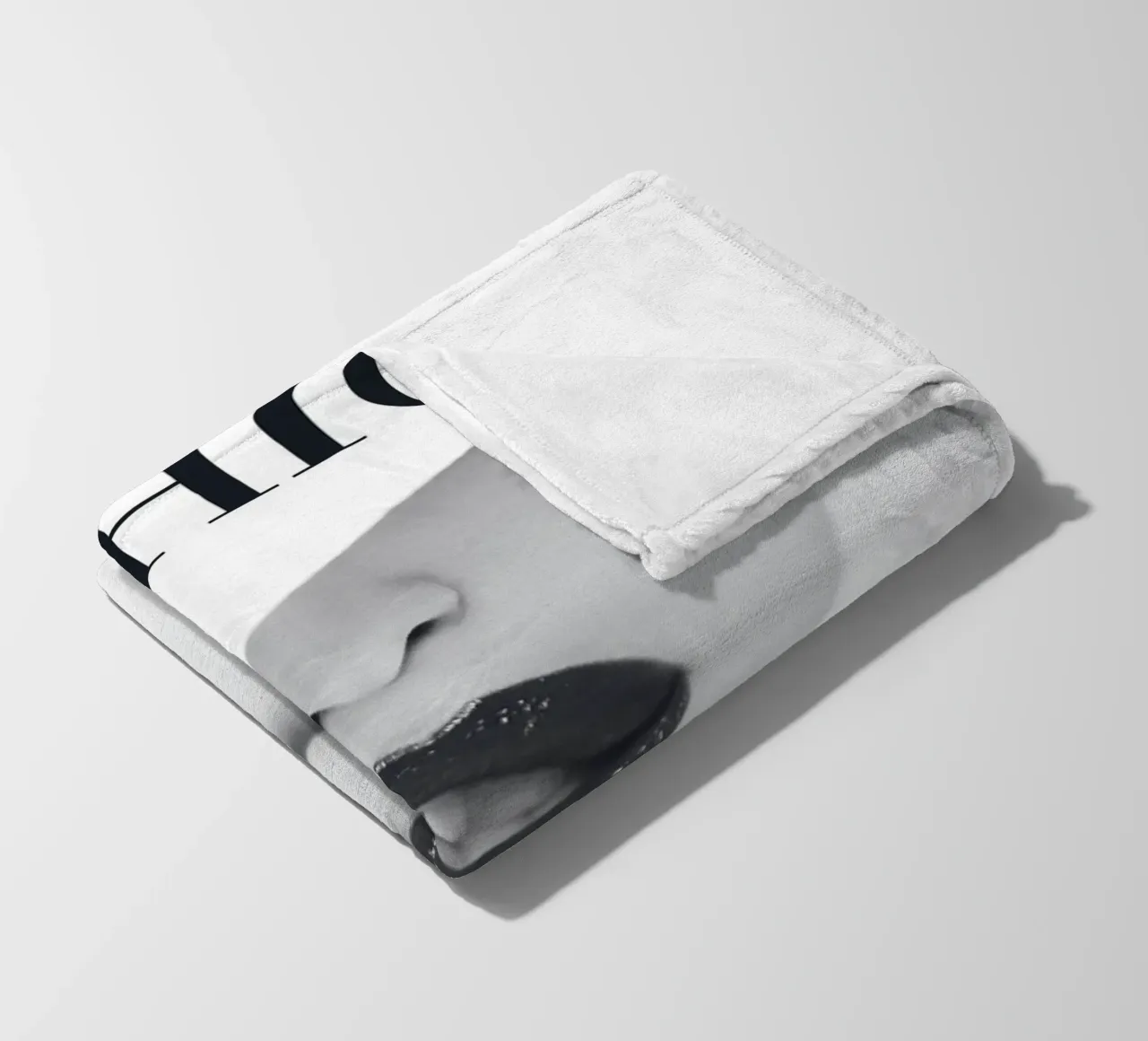 Minimalista, elegante, in bianco e nero coperta in pile da Whole©