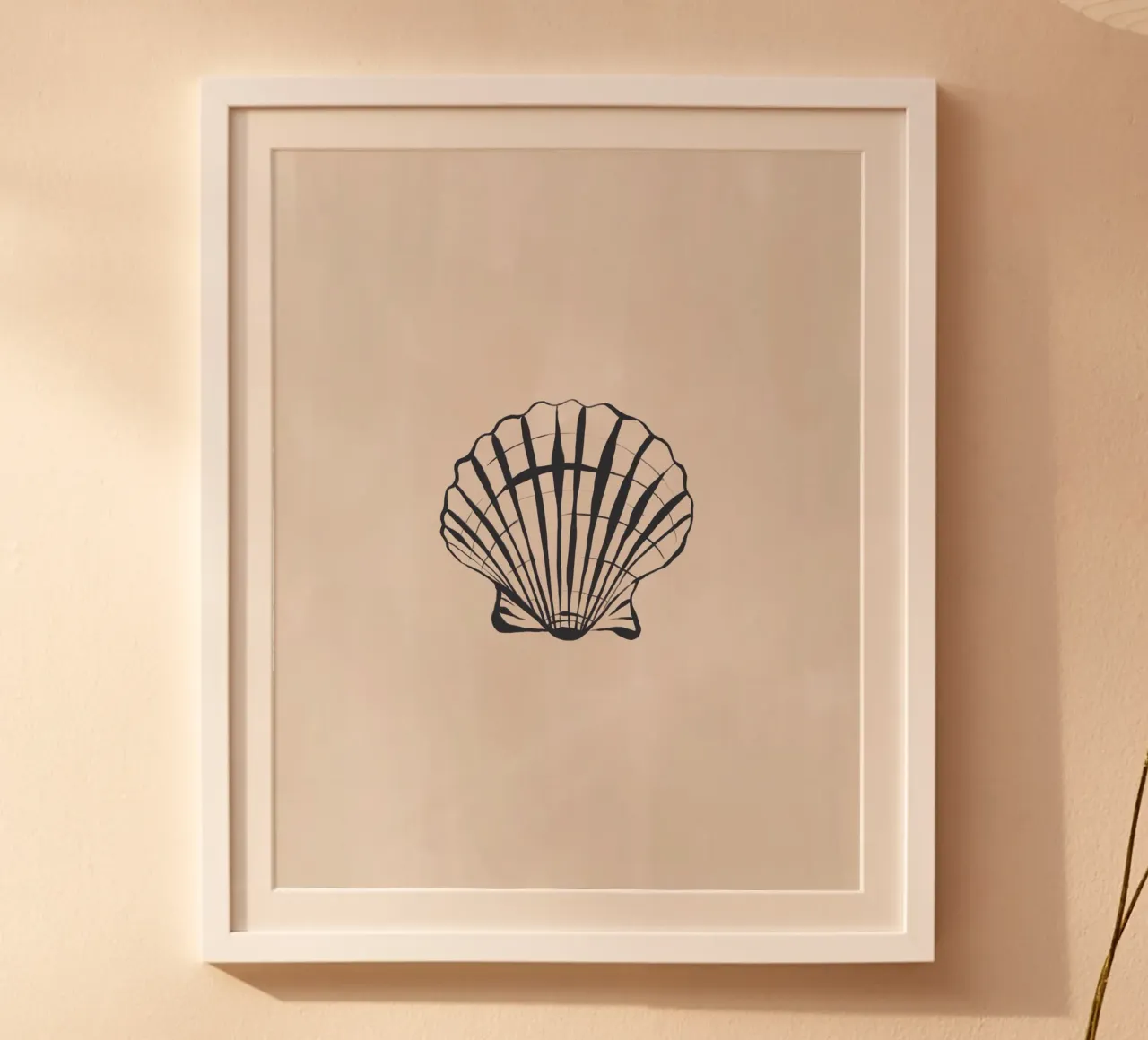 Conchiglia poster con telaio in legno da Ivy Green Illustrations