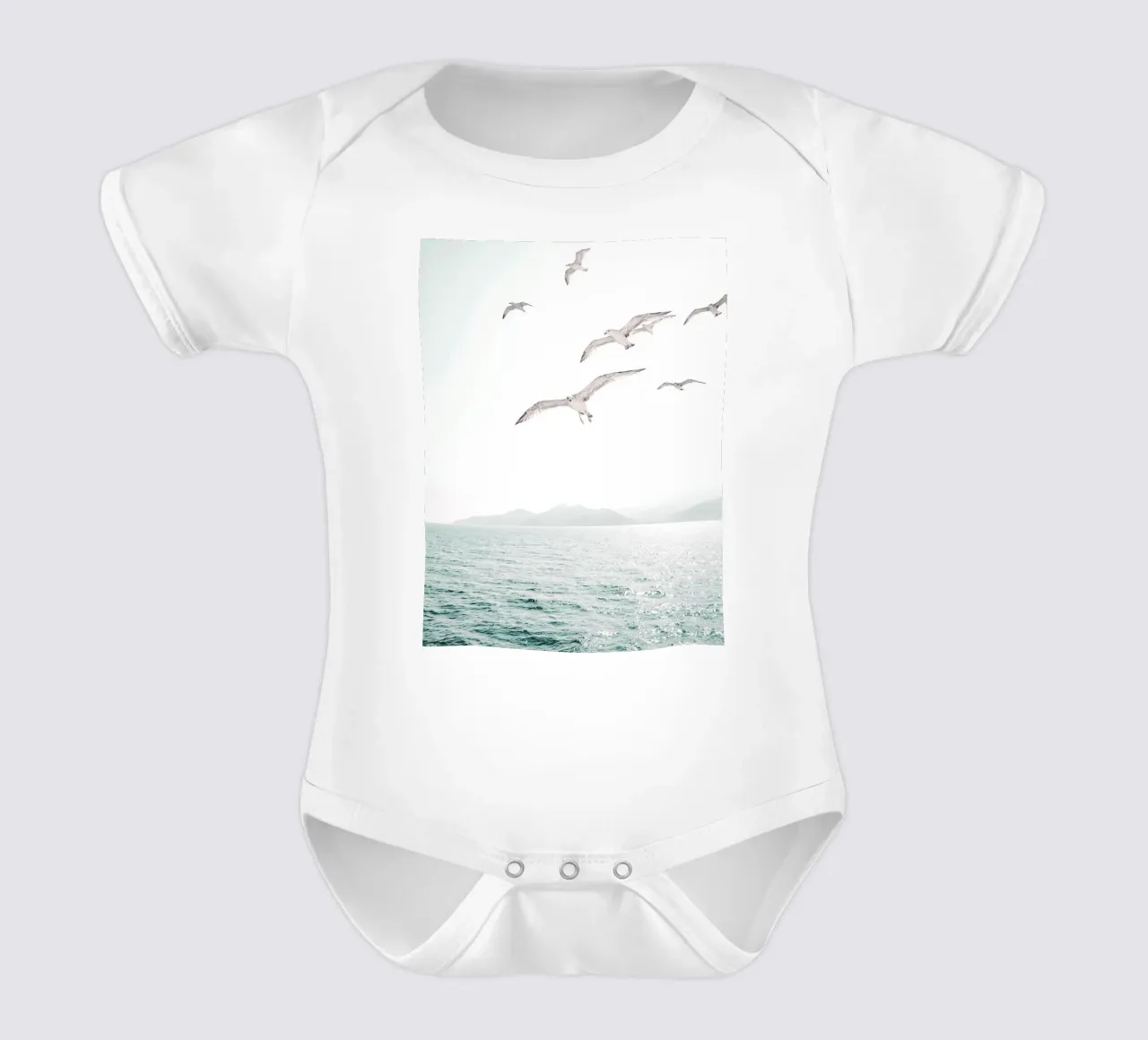 Minimalistische meeuwen boven de oceaan - Natuurfotografie Kunst babyrompertje korte mouwen van Whole©