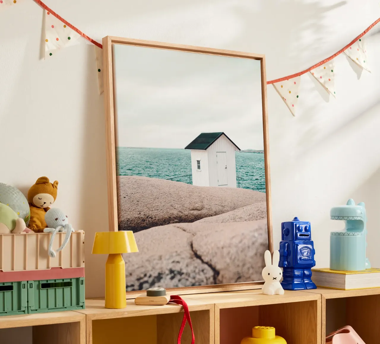 Klein kusthuis - Minimalistisch kustmotief canvas met Baklijst van Whole©