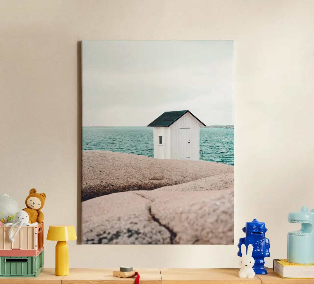 Klein kusthuis - Minimalistisch kustmotief canvas met Baklijst van Whole©