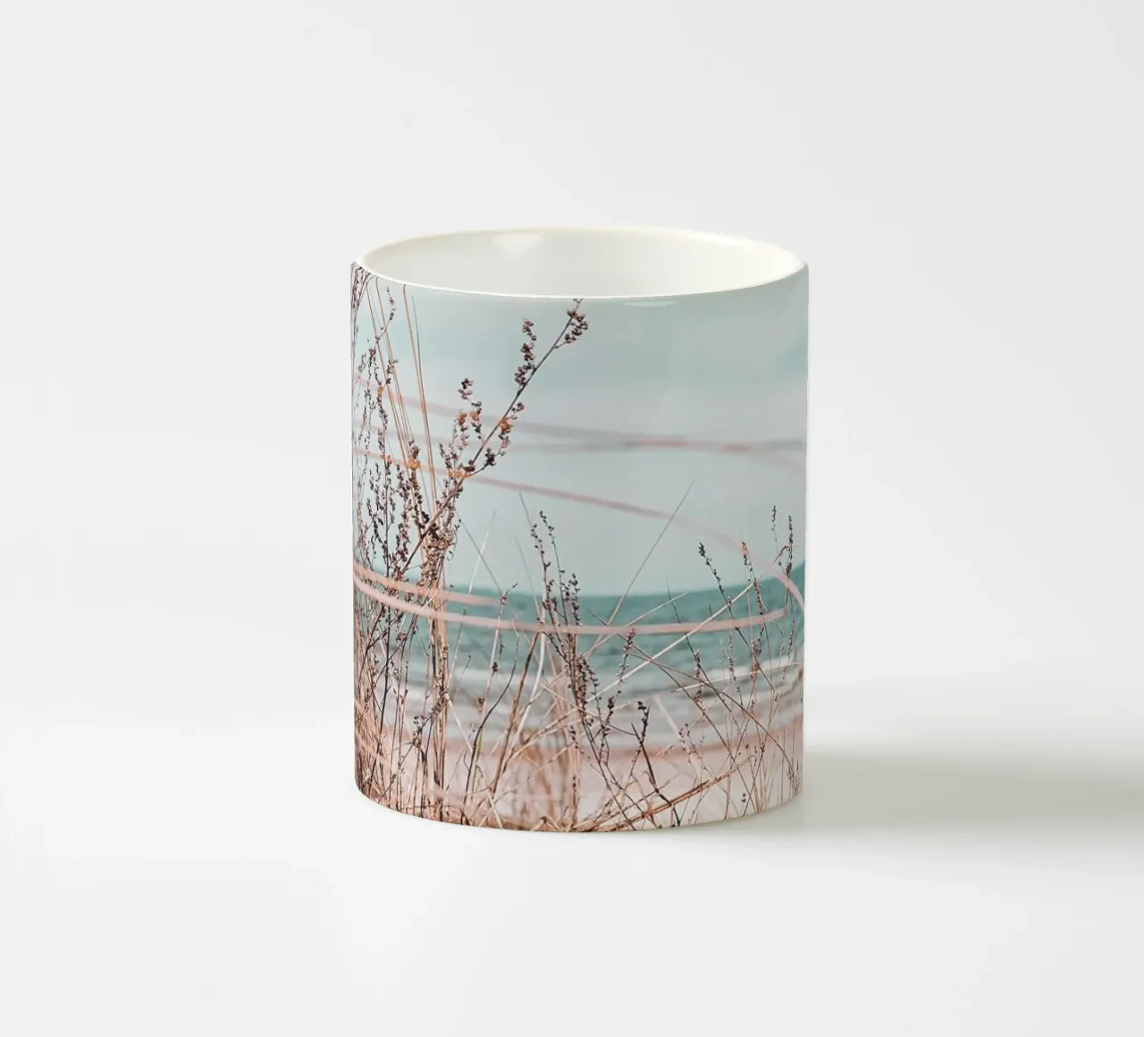 Kustgras in de wind - ontwerp in harmonie met de natuur keramische mok van Whole©