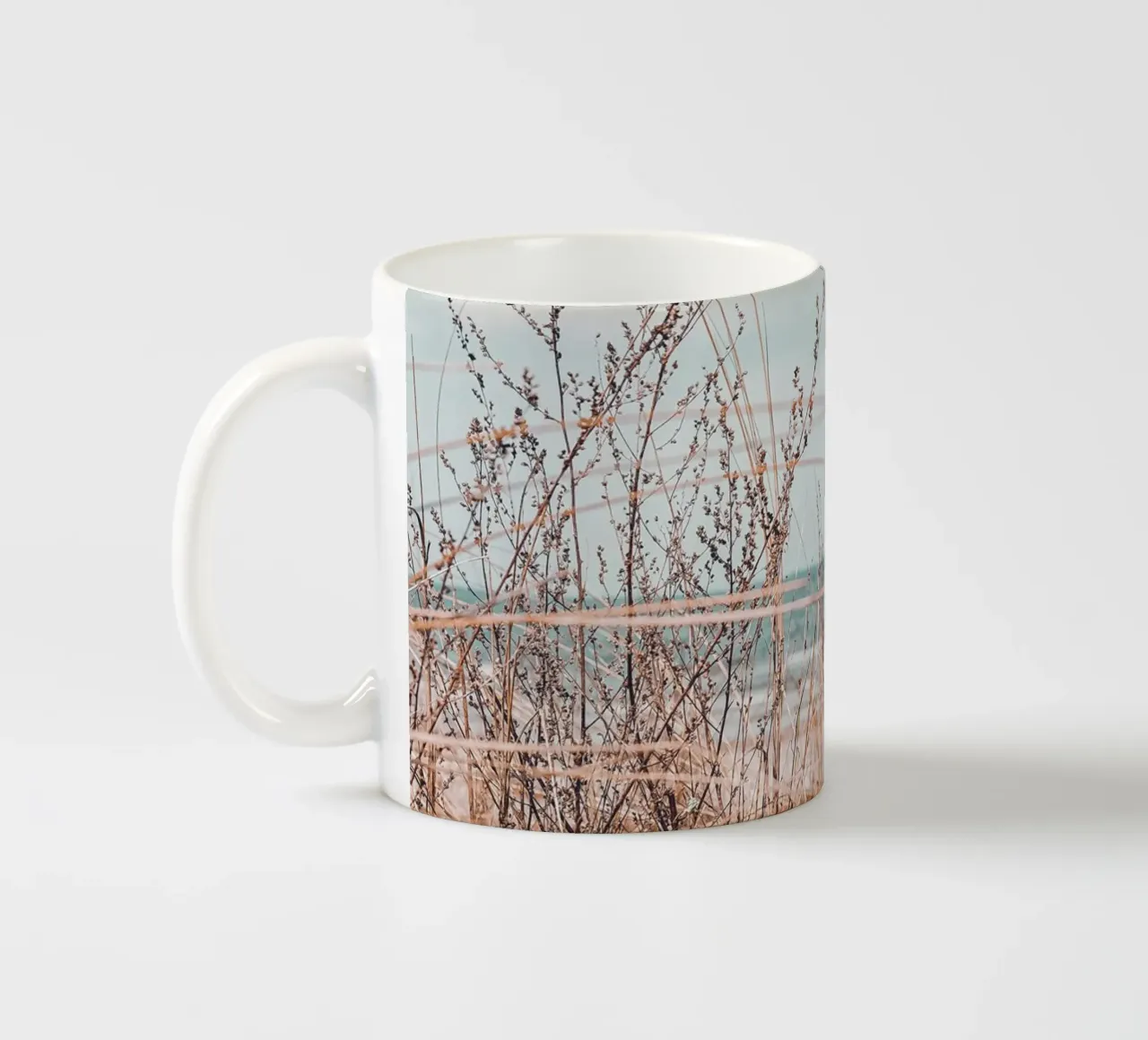 Kustgras in de wind - ontwerp in harmonie met de natuur keramische mok van Whole©