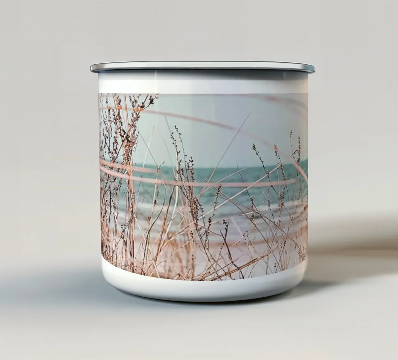 Kustgras in de wind - ontwerp in harmonie met de natuur emaille mok van Whole©