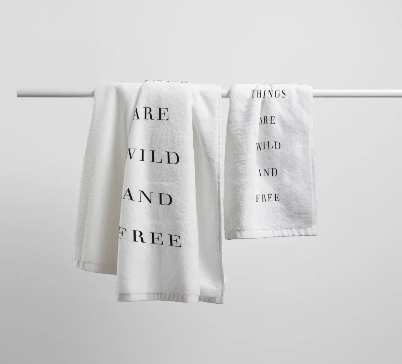 Wild and Free - Stampa tipografica d'ispirazione asciugamano da bagno da Whole©