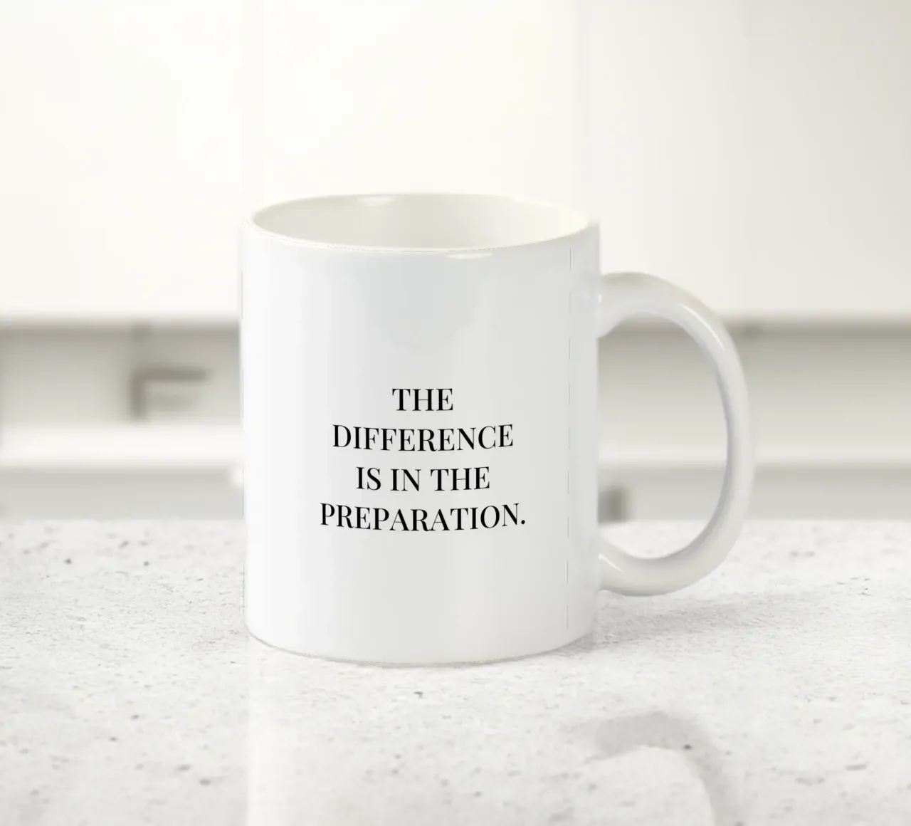 Der Unterschied liegt in der Vorbereitung Zitat Keramik Tasse von Paigaam Studio