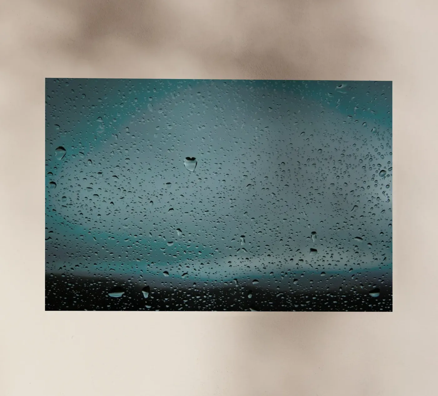Love Drop Window pellicola backlit da Marc Gruninger