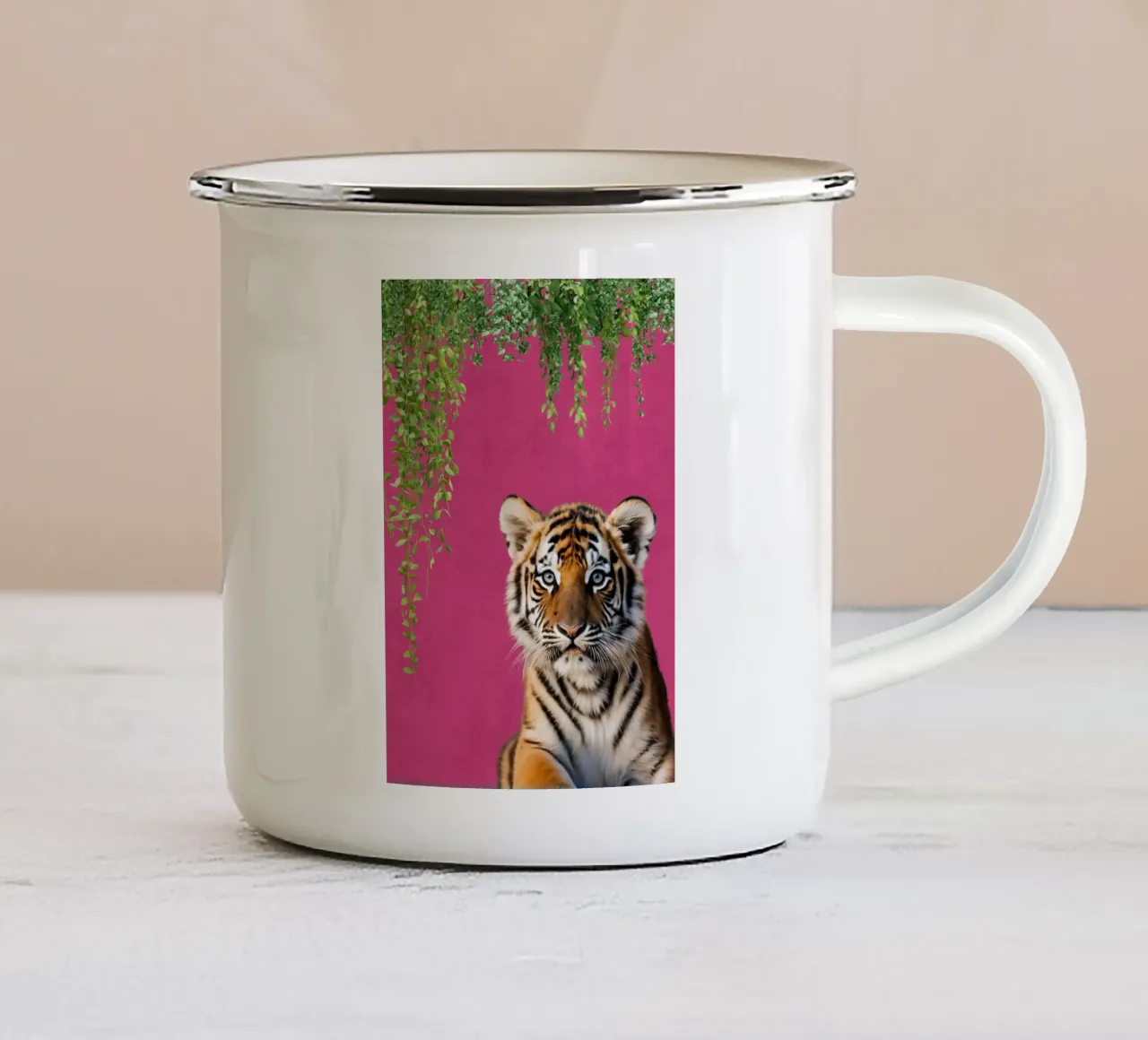 Fierce in Fuchsia tazza in smalto da DesignArt