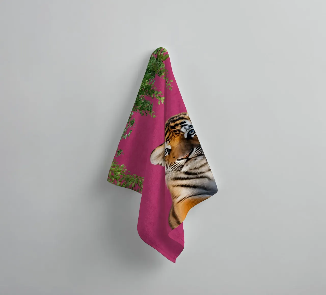 Fierce in Fuchsia asciugamano da bagno da DesignArt