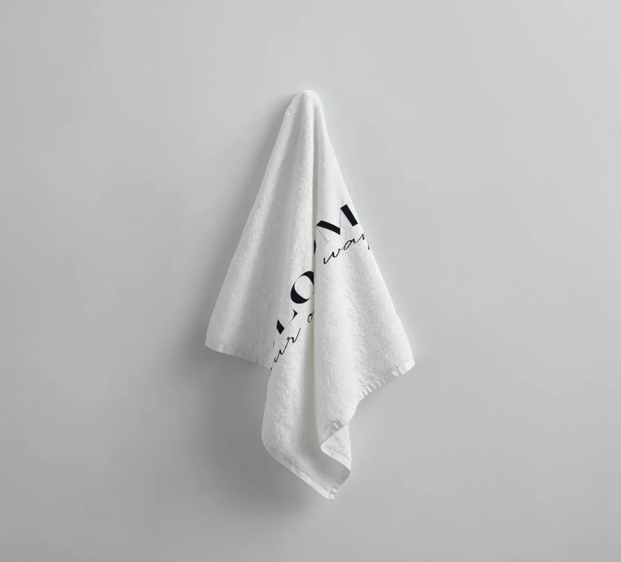 Bloom your own way - Minimalistisches Typografie-Design Handtuch von Whole©