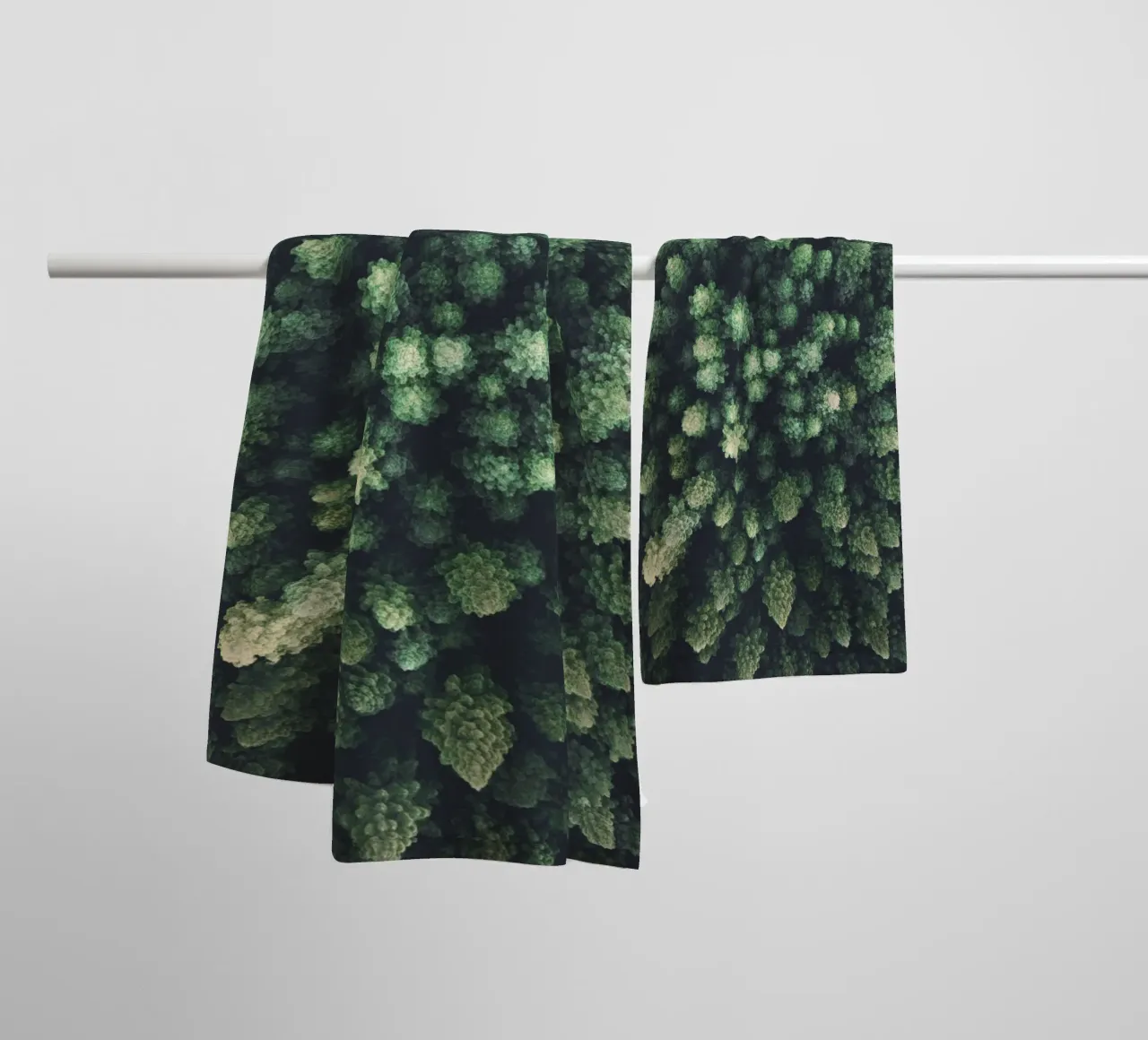 Toit vert de la forêt - la nature vue du ciel serviette de bain de Whole©