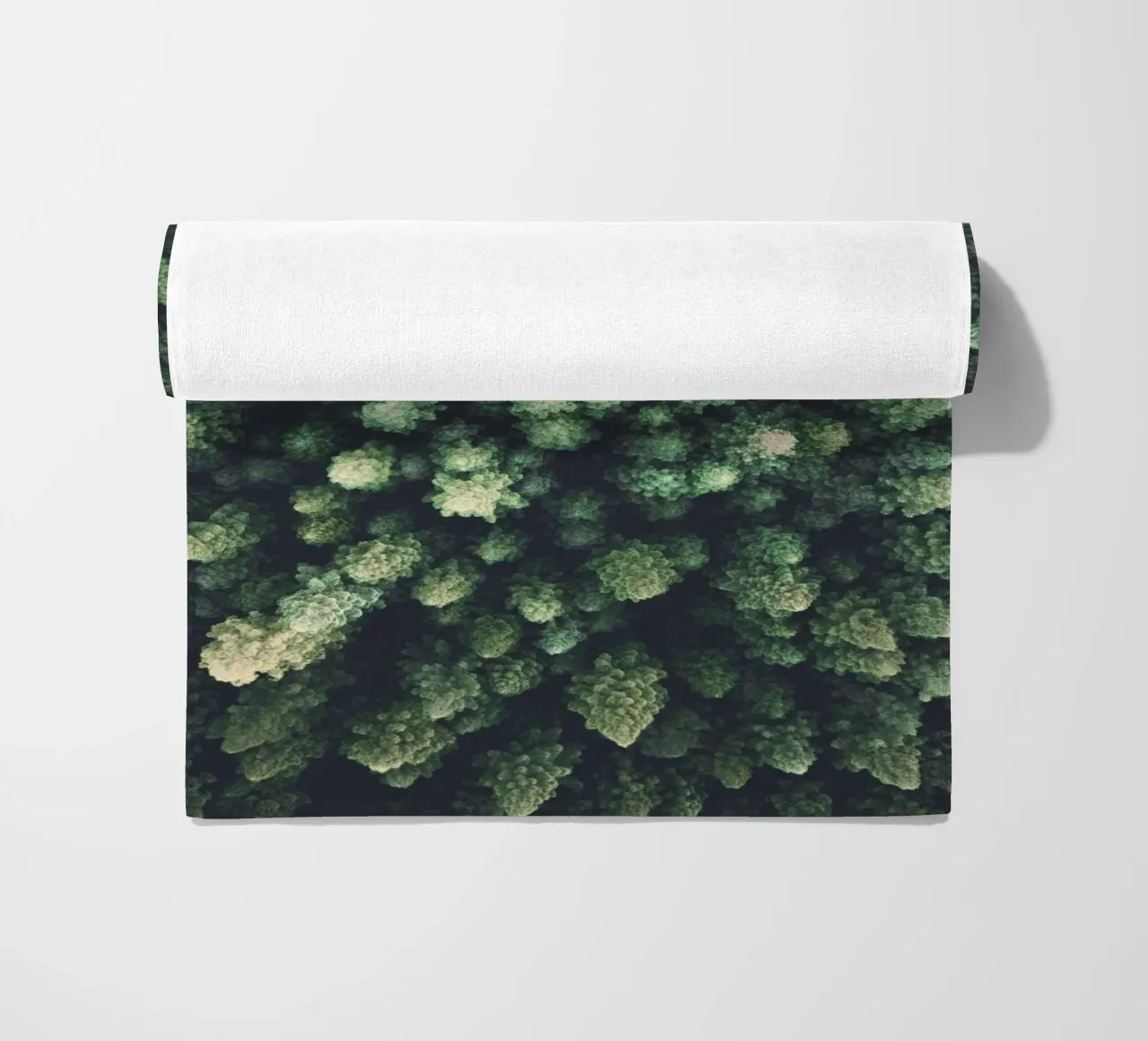 Toit vert de la forêt - la nature vue du ciel serviette de plage de Whole©
