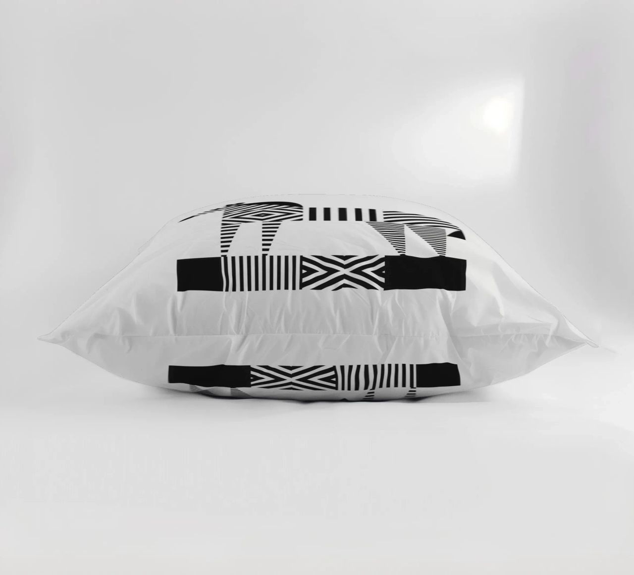 Zebra (b&w) cuscino da Greg Mably Studio